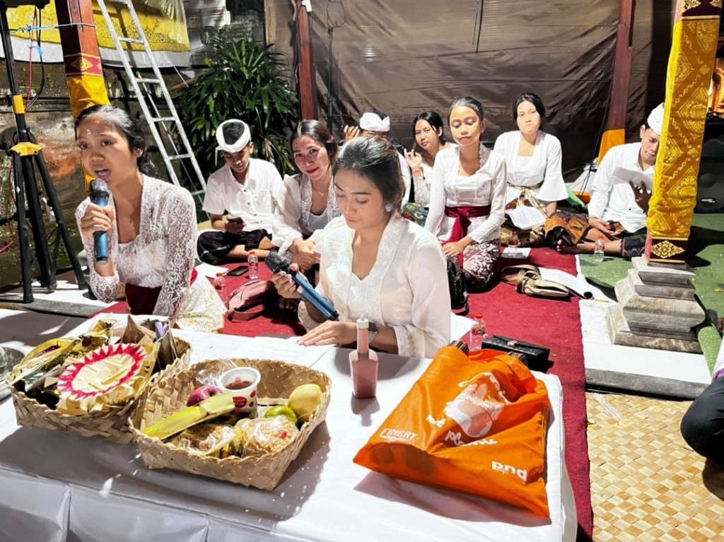 Sekaa Santhi Remaja Segara Angalun Unjuk Kebolehan Saat Upakara Pitra Yadnya dan Manusa Yadnya Desa Adat Padonan